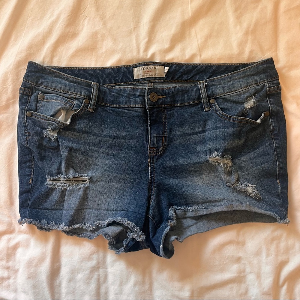 Torrid Medium Wash Distressed Blue Denim Shorts - 18 - Picture 3 of 12